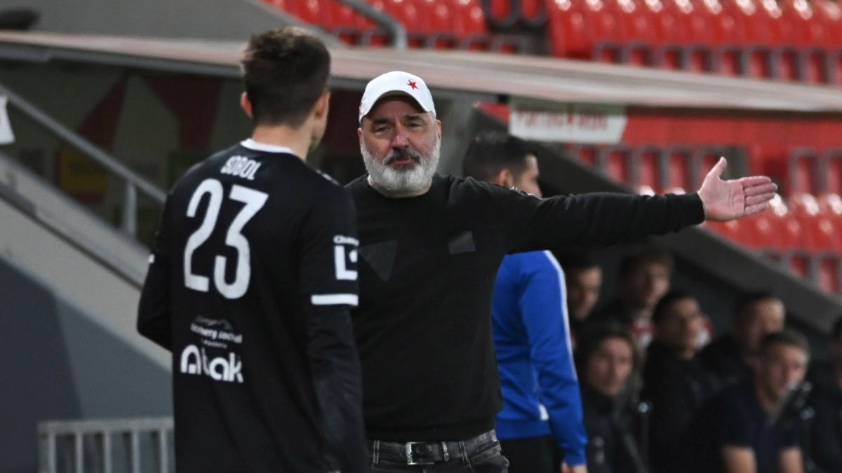 Kouč Slavie Trpišovský byl vyloučen za podobný zkrat jako Douděra