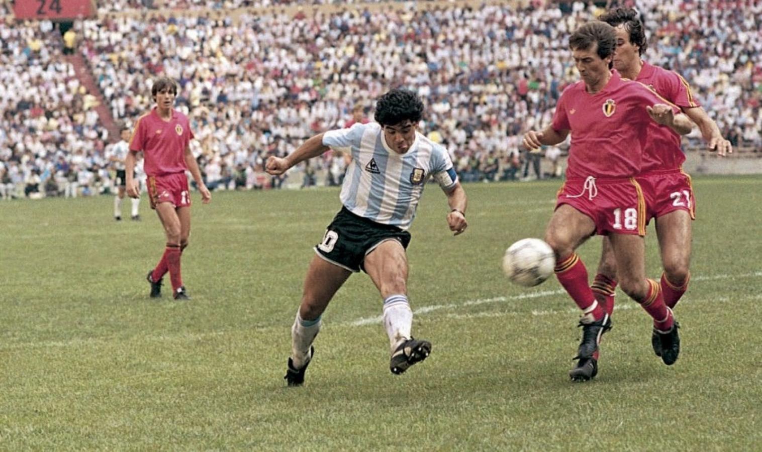 FIFA přišla o pořadatele MS 1986 a vsadila na Mexiko. Osm měsíců před výkopem při zemětřesení zemřely tisíce lidí