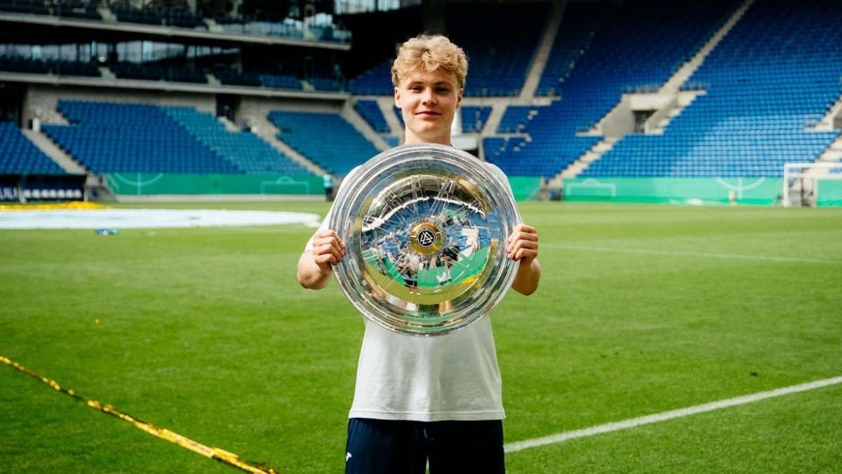 Byl jednou jeden král měl tři dcery. Jak se jmenovaly, ví každý Čech, ale u 10 detailů z pohádky pohoří 9 z 10 lidí 2 Český reprezentant patří k největším nadějím fotbalu. Na lopatky položil i líheň Bayernu