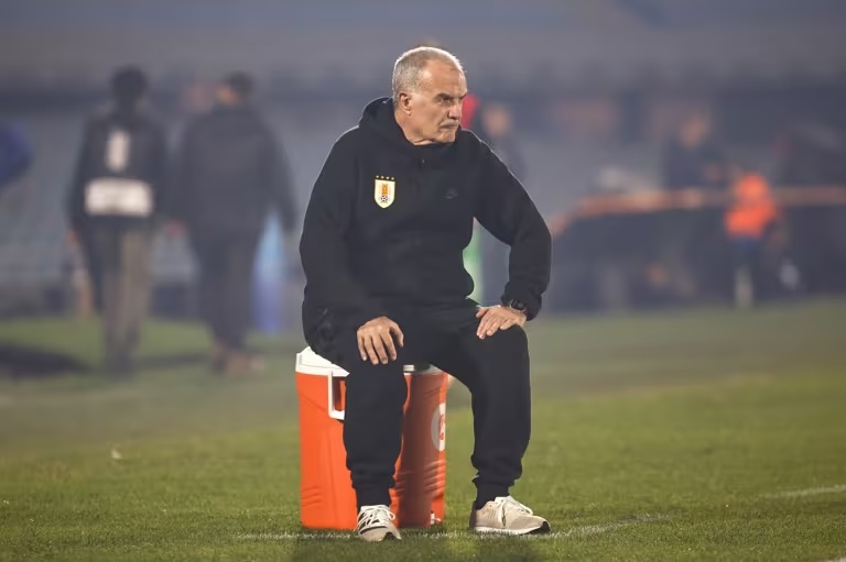 FIFA viní aerolinky, Uruguay viní FIFA. Zpožděný let před zápasem v Miami vyvolal diplomatický spor