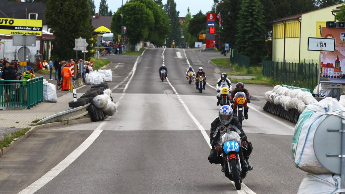 Motocyklový závodník Svoboda přišel o život na akci v Jičíně. Závody přesto pokračovaly