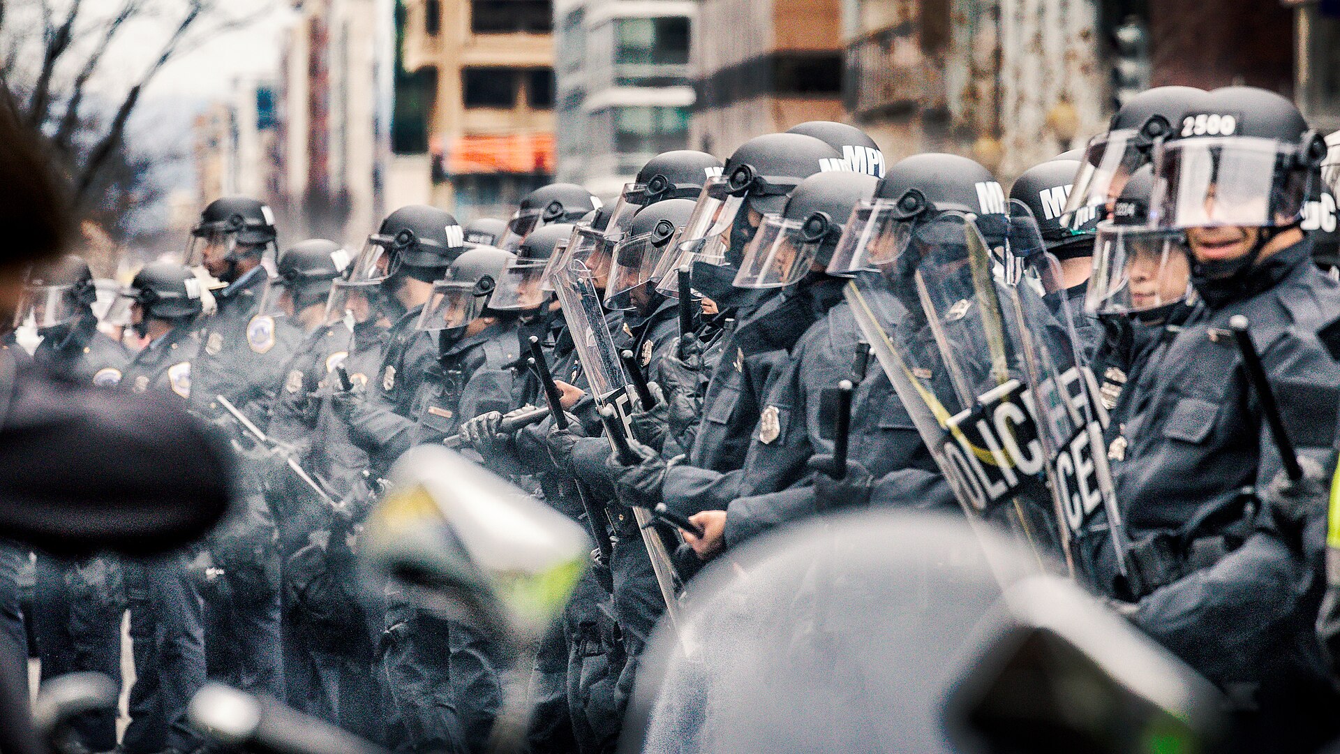 Mexiko po výhře na MS zachvátilo násilí. Fanoušci v ulicích demolovali auta a střetli se s policií