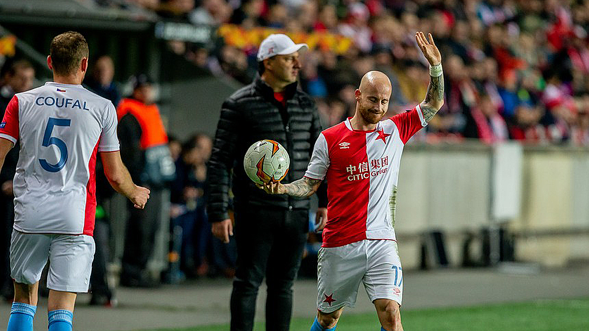 Rvačka v letadle. Bývalý hráč Slavie Stoch promluvil o incidentu s trenérem Kozákem
