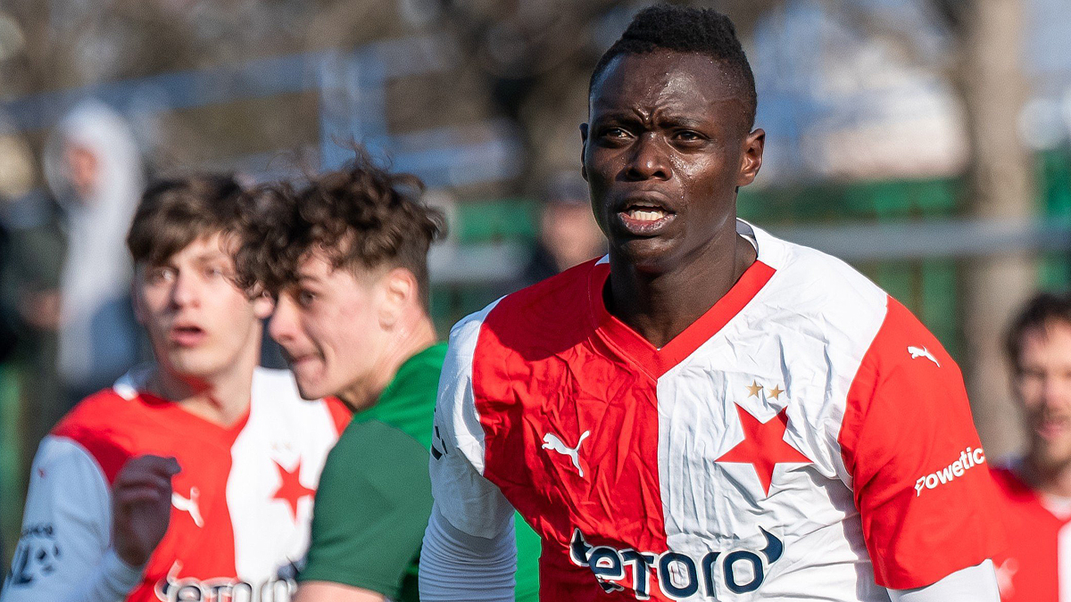 Ze Slavie může zmizet ještě 10 hráčů. Smráká se i nad drahými posilami, jako jsou Ouma a Sanyang