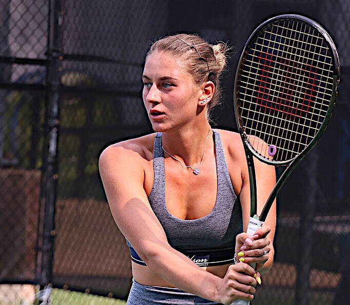 Kosťuková na Wimbledonu provokovala outfitem i slovy. Ruským tenistkám vzkazuje: Chci vás porazit všechny