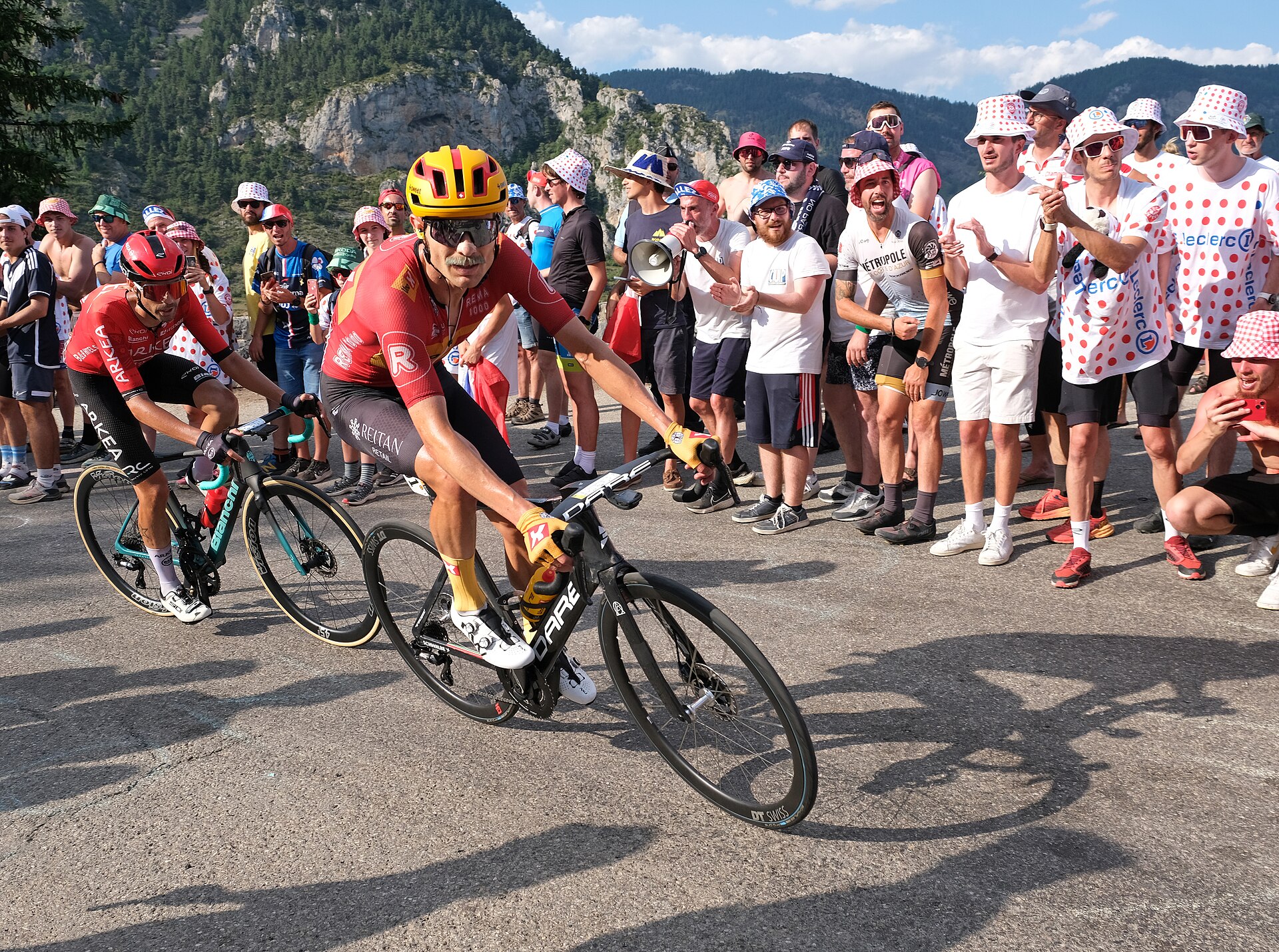 Cyklisté na Tour de France snědí 8 000 kcal denně, přesto hubnou. V kopcích rozhoduje každý gram
