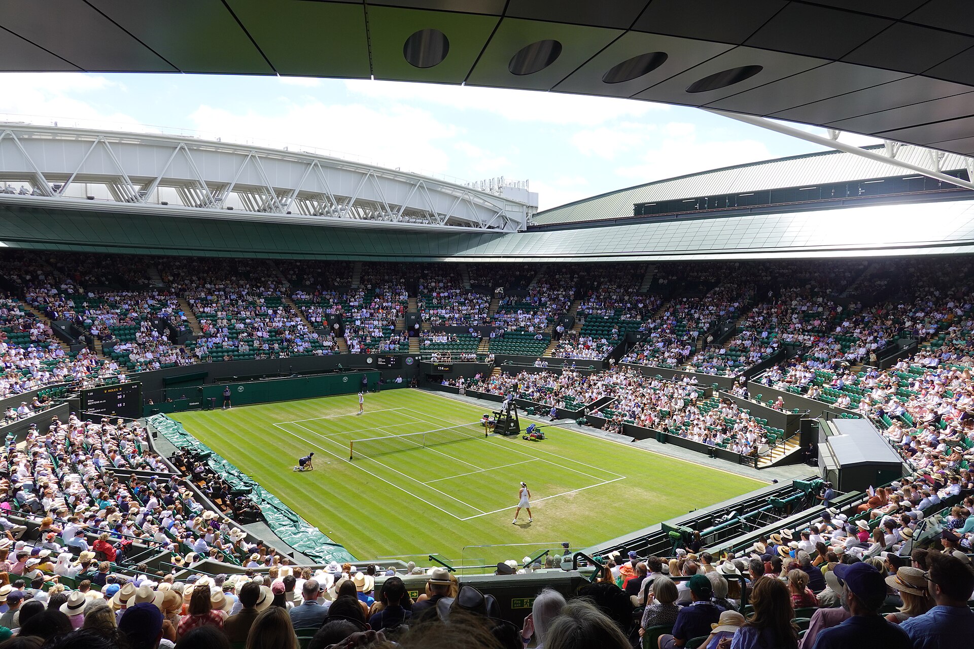 Wimbledonské finalistky Muchová a Nosková za volantem: Maserati o 440 koních proti Tesle Model 3