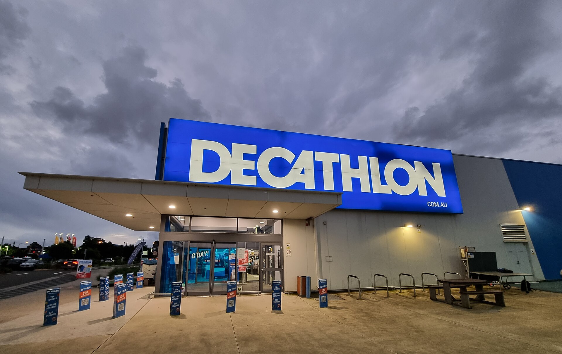 Decathlon stahuje z prodeje horolezecké karabiny. Při pádu hrozí jejich zlomení, prodávaly se od roku 2022