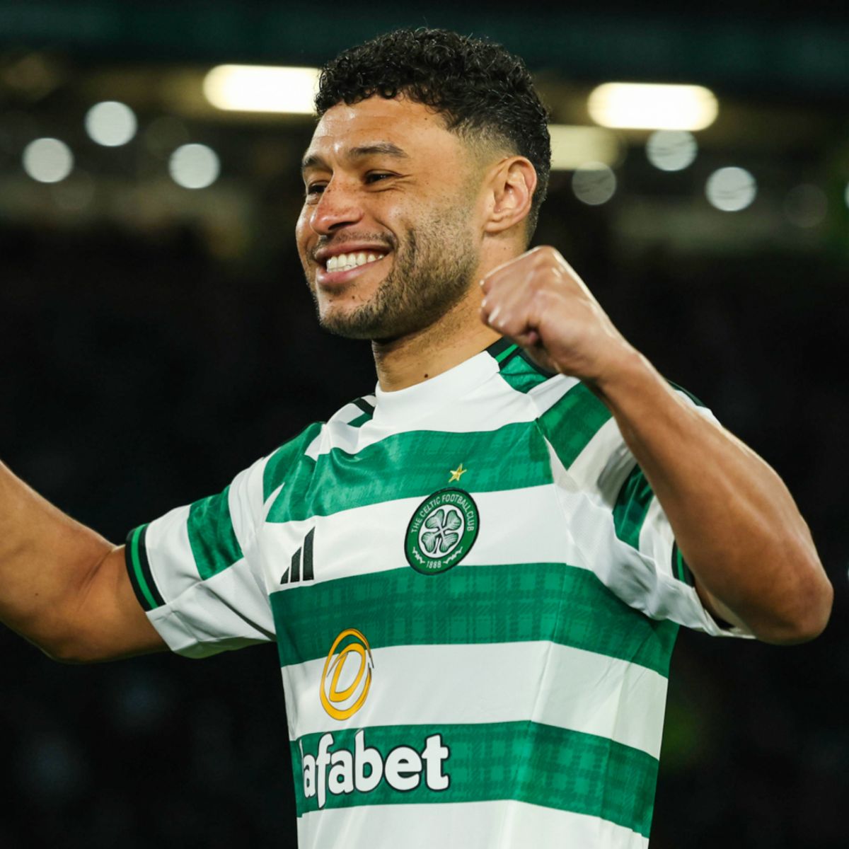 Oxlade-Chamberlain dostal červenou kartu v roce 2023, ale trest si odpyká až nyní. Celtic o jeho stopce nevěděl