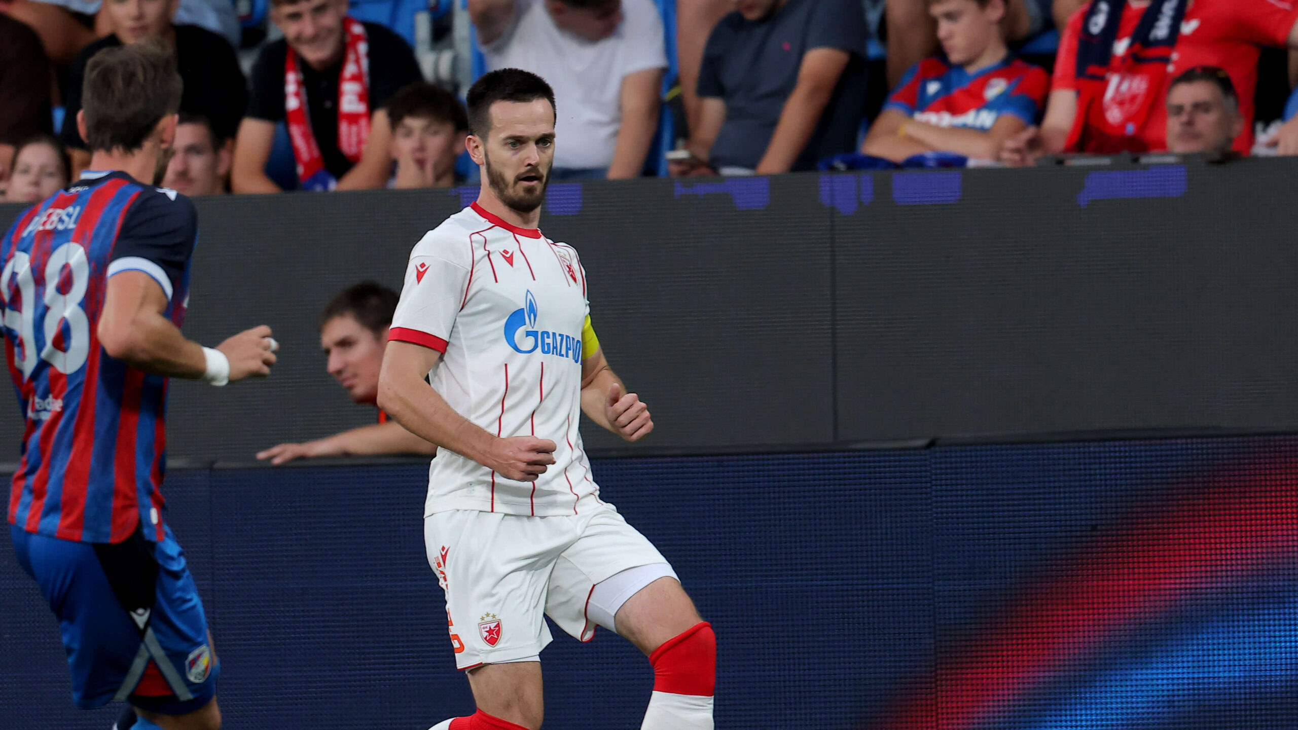 Fanoušci Crvenej Zvezdy v Plzni oslavovali válečného zločince Mladiče. Klub to pak hrdě sdílel na sociálních sítích