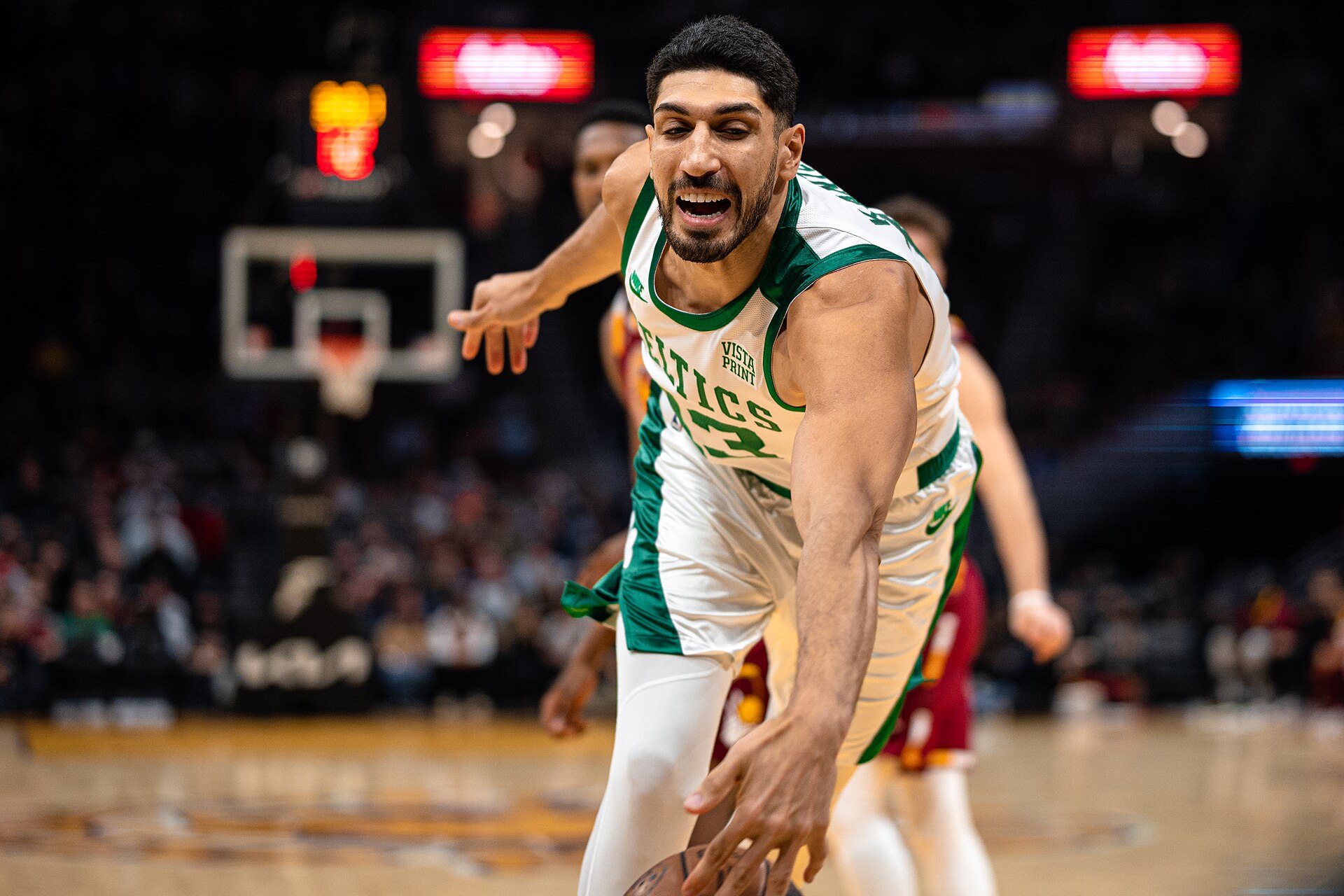 Dvoumetrový basketbalista z NBA se přihlásil na draft ženské ligy. Prohlásil, že se identifikuje jako žena