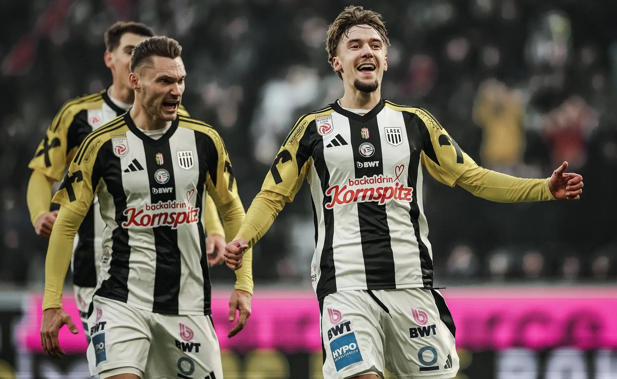 Na postupový gól LASKu přihrával Kryštof Daněk. Celtic přišel o Ligu mistrů po kolosálním kolapsu z čtyřgólového vedení