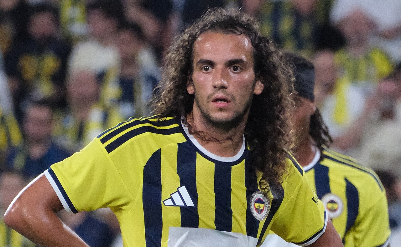 Nadávali mu do rodiny, Guendouzi jim to vrátil zaťatými pěstmi. Po postupu Fenerbahce do Ligy mistrů se hřišti Lyonu strhla mela