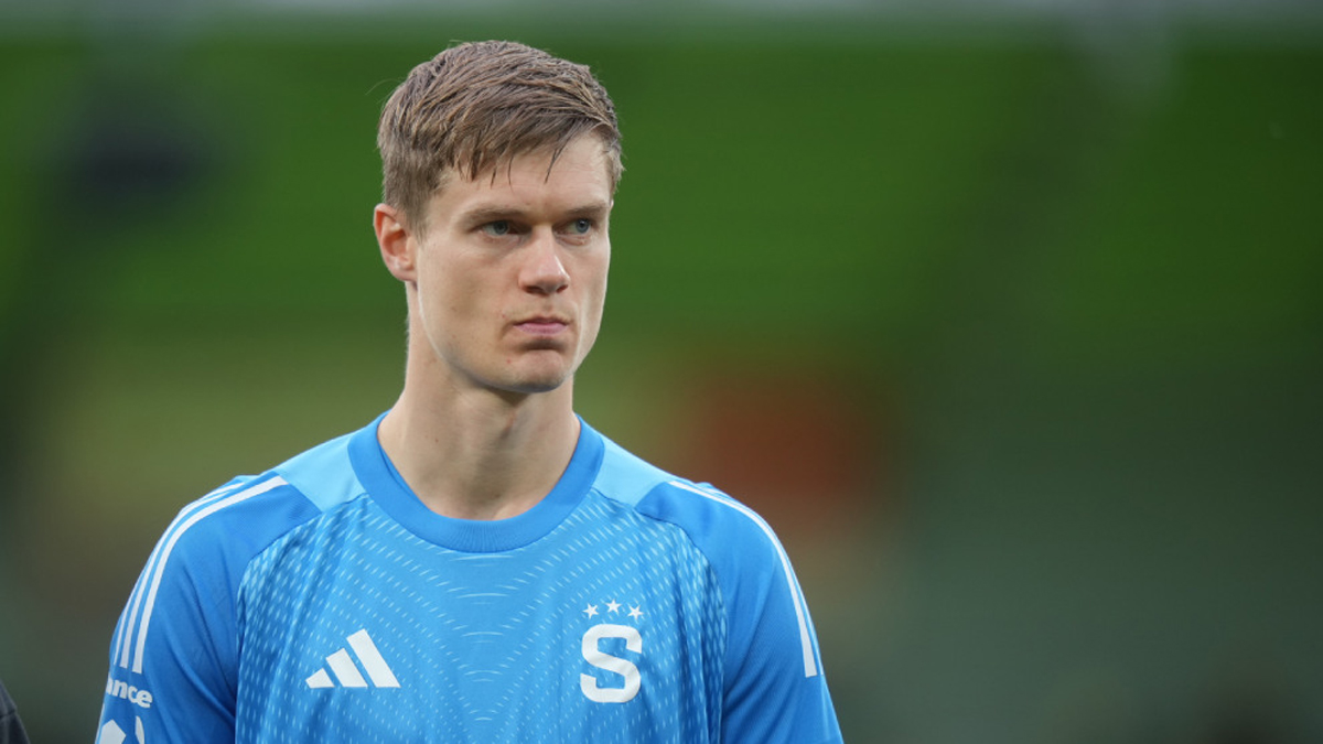 Mizerný odhad a gól. Brankář ze Sparty Vindahl se ztrapnil při premiéře v Itálii