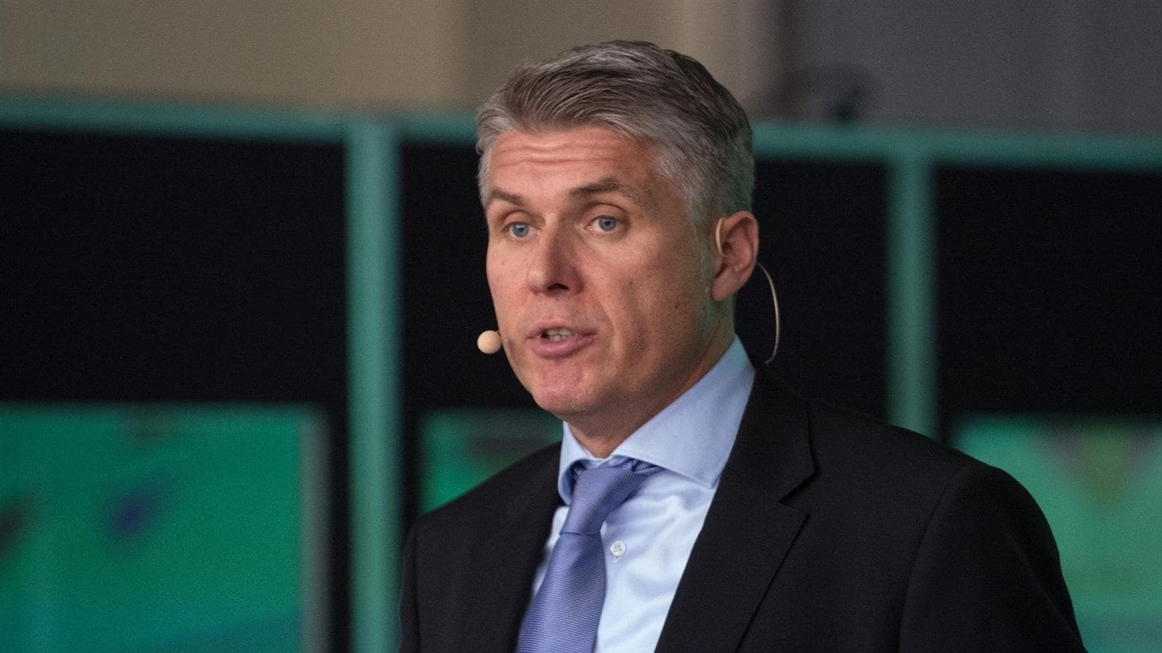 Šéf rozhodčích UEFA Rosetti: Fotbal není PlayStation. VAR má přestat měřit centimetry a vrátit rozhodování sudím