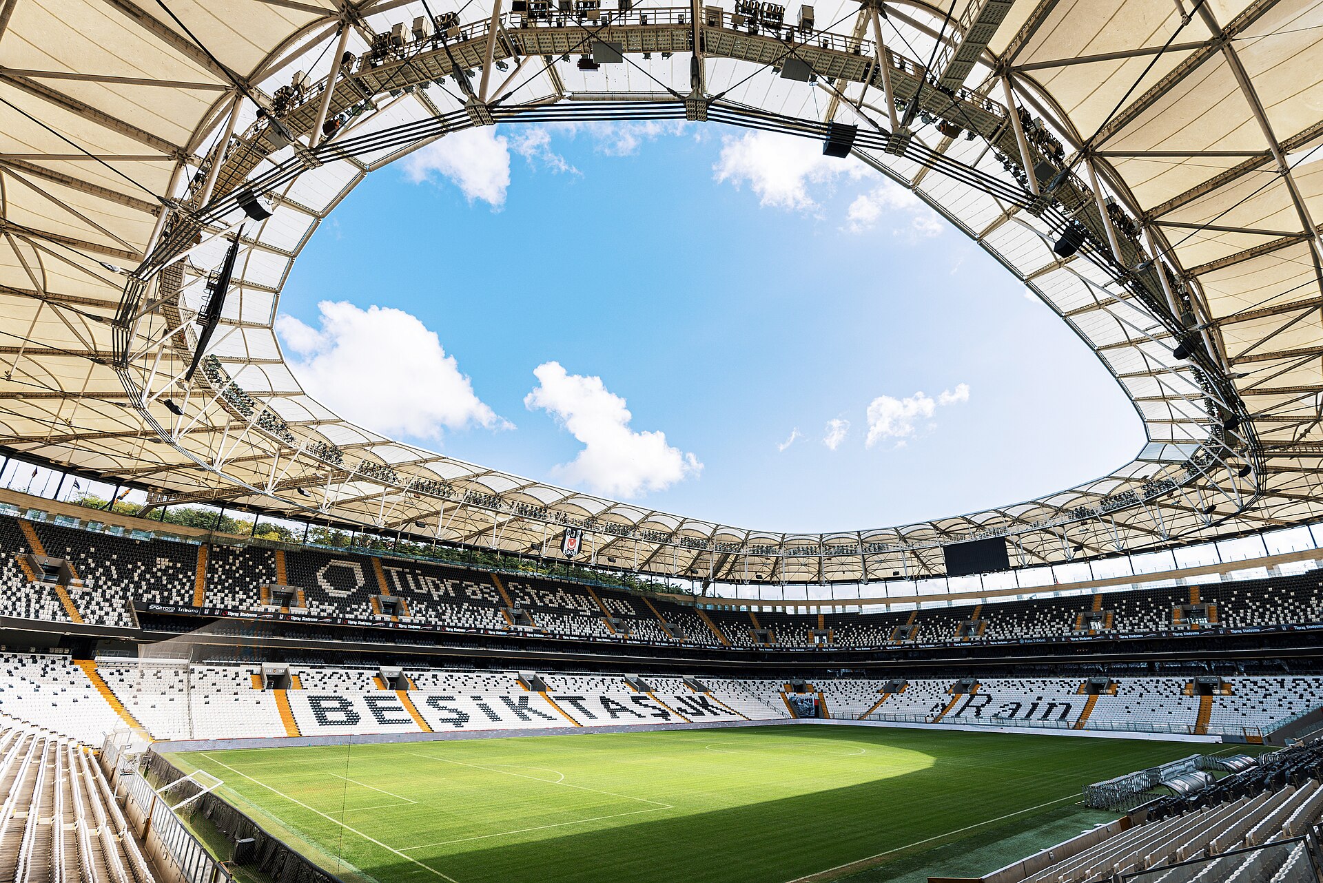 Po výhře nad Hradcem Beşiktaş přitvrzuje na trhu. Vedle Černého chce klub angažovat Trossarda a Vlahoviče