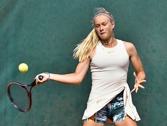 Tenistka Zelníčková, kterou si pletou s Kournikovovou, míří na grandslamy