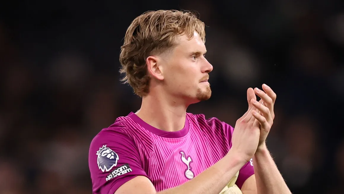 Kinský zkazil rozehrávku a za pár vteřin si to vybral zpátky. V Anglii z toho vznikl vtip, který baví tisíce fanoušků