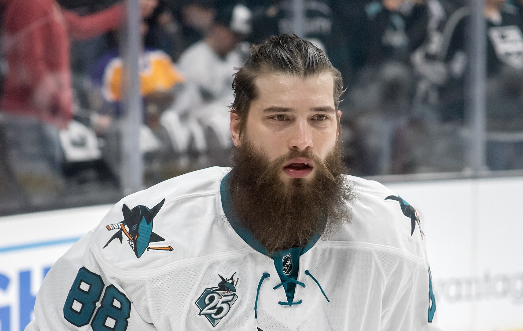 Burns patřil k nejděsivějším tvářím v NHL. Přes léto si nechal udělat zuby, oholil vous a vypadá o patnáct let mladší
