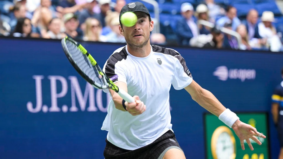Tenista Gorzny měl 5 % na přežití a čtyři dny v umělém spánku. Na US Open teď odvrátil pět mečbolů a vyzve bývalého šampiona