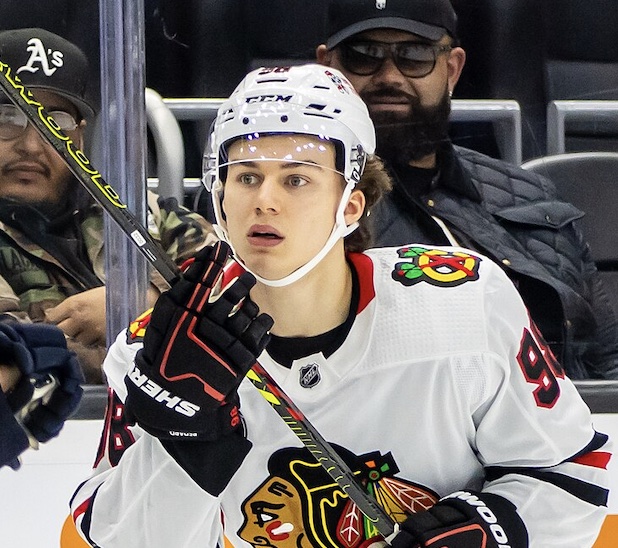 Jednička draftu Bedard povede Chicago jako kapitán ve 21 letech. Klub mu dal dvě miliardy, ale čeká ho nucená pauza