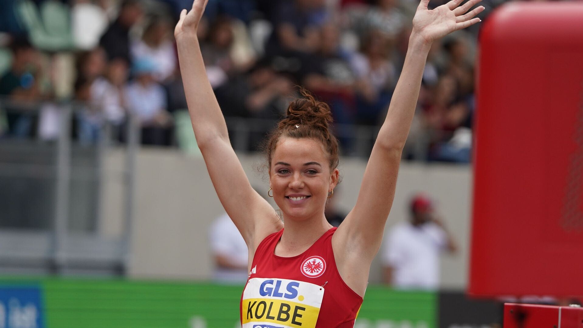 Atletka Kolbeová zveřejnila odvážnou fotku z pláže s čísly na pozadí. Za dva roky se zlepšila o čtyři a půl sekundy