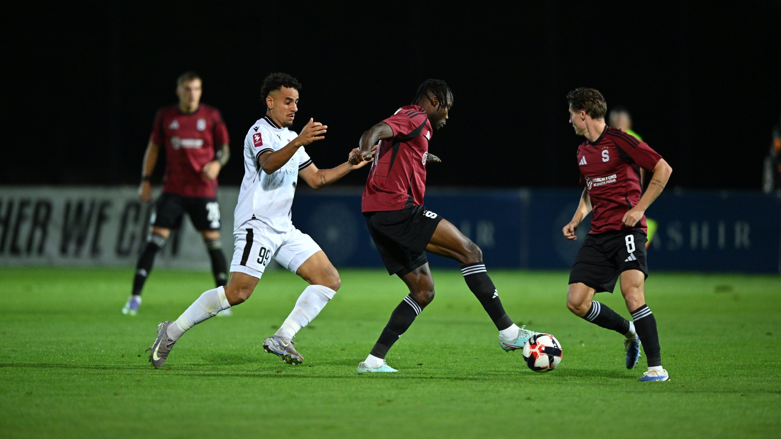 Devět let starý klub z válečné Arménie narazí v Evropské lize na Spartu. Jejich mluvčí popsal, co to pro zemi znamená