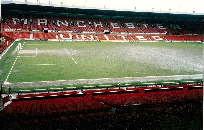 Manchester United připravil poctu, která dojala celý stadion. Synové mrtvého policisty vstoupili na trávník Old Trafford