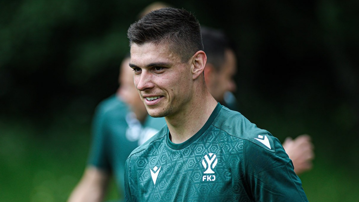 S Nečasem měla syna, rozešli se v klidu a bez hádek. Vejvodová teď žije s mužem, jehož jméno odmítá prozradit 2 Reprezentační nováček Sláma v minulosti uvažoval nad koncem. Díky fotbalu si nakonec splnil sen