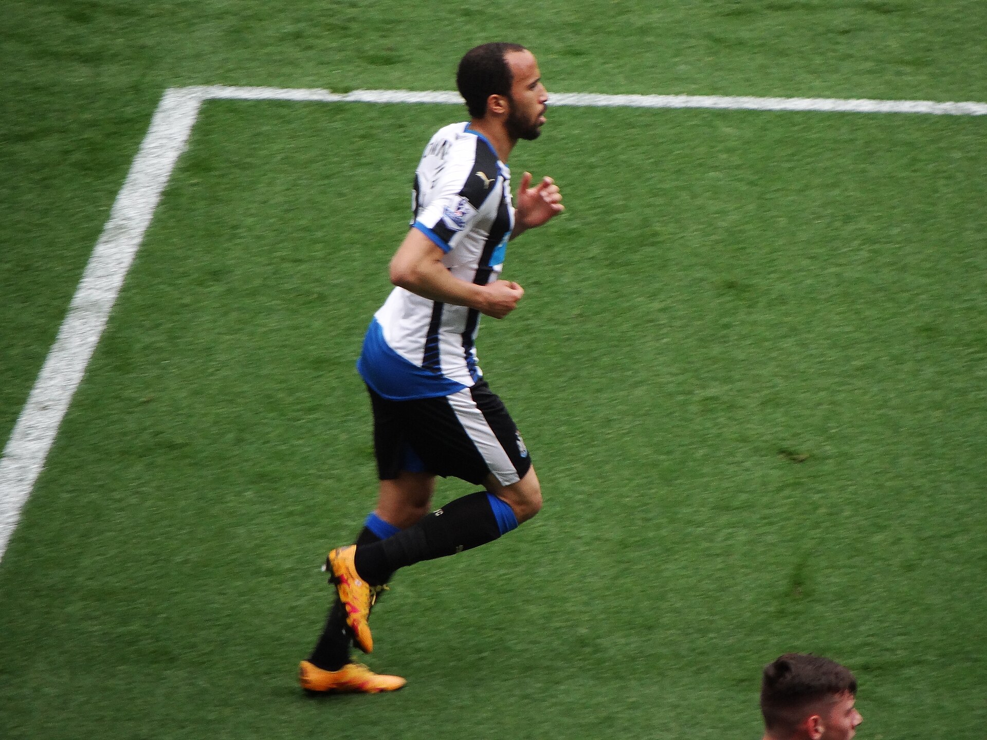 Na bývalou hvězdu Premier League najel při rozcvičce válec na úpravu trávníku. Townsend vyvázl se štěstím a dohrál zápas