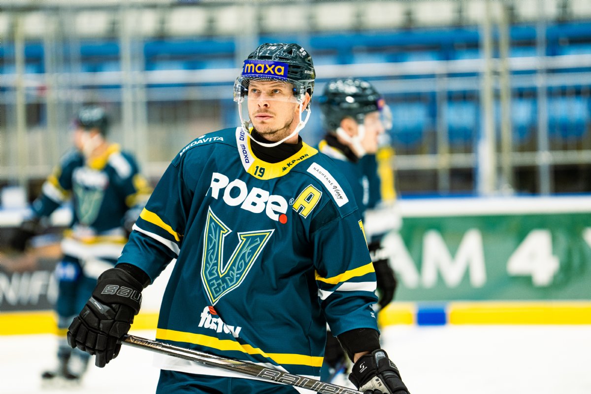 Vsetín marně bojuje o extraligu roky, teď se tam má dostat Slovan Bratislava. Fanoušci vyvěsili vulgární vzkaz vedení