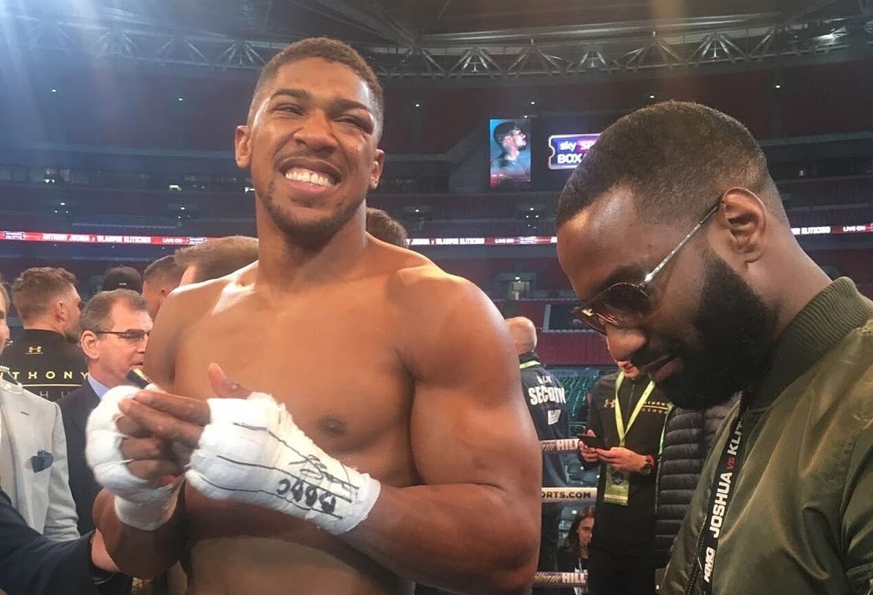 Joshua se vzdal přes 300 milionů za to, aby boxoval s Furym v Británii. Chci vlastní fanoušky, řekl promotérovi
