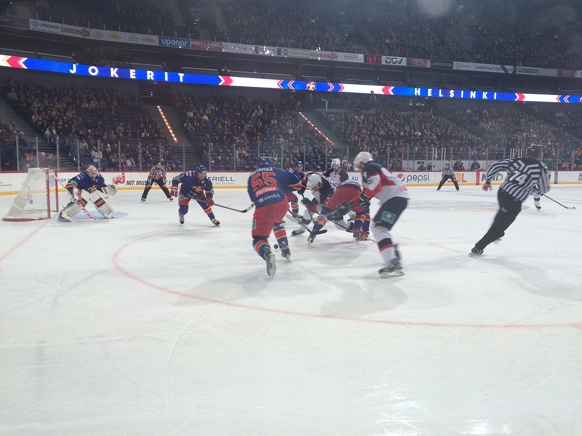 Klub Jokerit se vrátil do finské elity po letech v ruské KHL. Fanoušci soupeře ho přivítali symboly války na Ukrajině