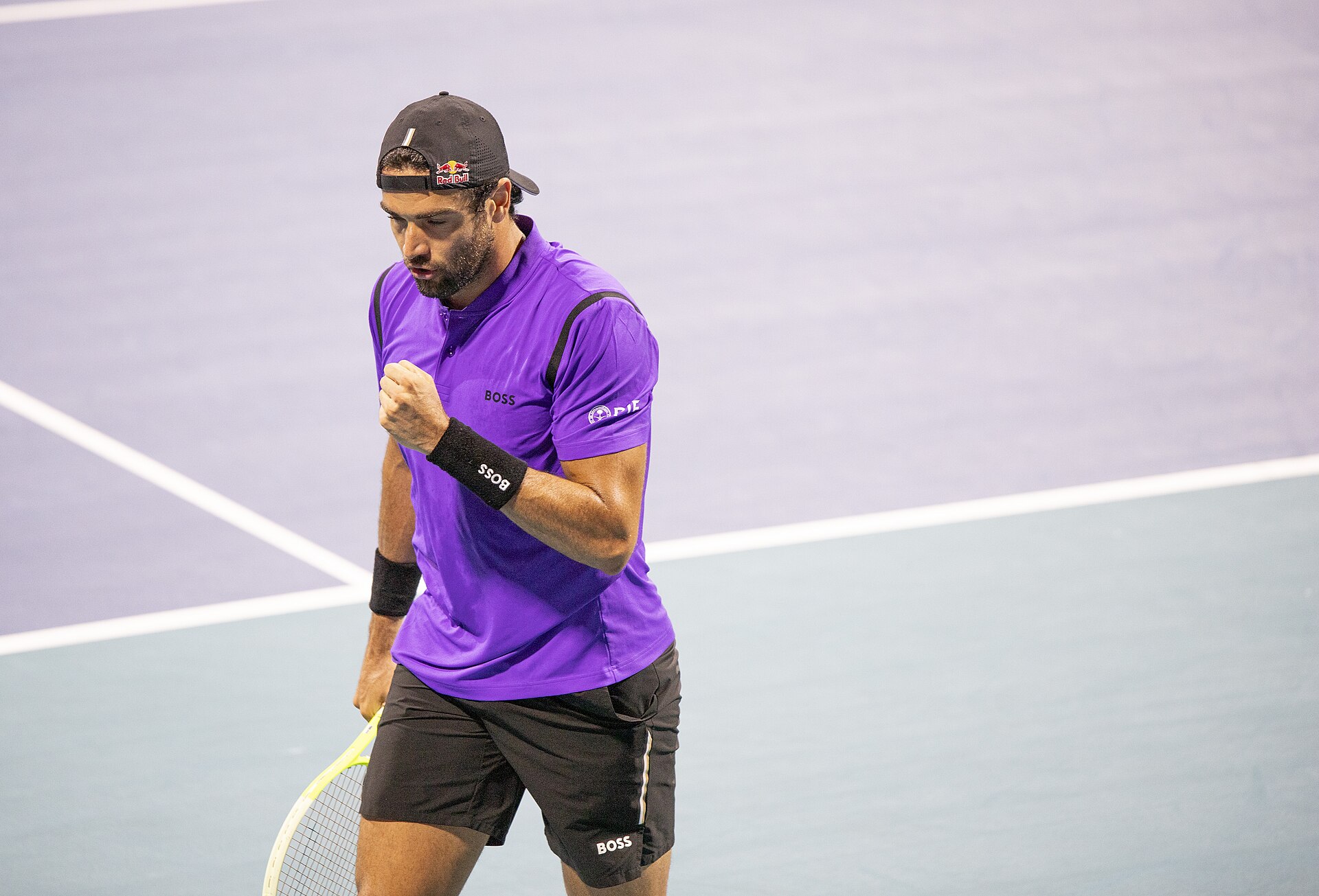 Italský tenista zakryl tvář ručníkem a v slzách odešel z kurtu. Berrettini nechal zápas zápasem a přispěchal za kamarádem