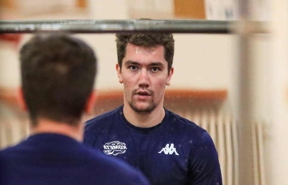 Richard Genzer shodil 27 kilo díky injekcím a skončil s nimi. „Stojí to strašný prachy," přiznal otevřeně 2 V přípravě připomněl Haška akrobatickým výletem z branky. Teď Postava válí na farmě Detroitu a nezná porážku