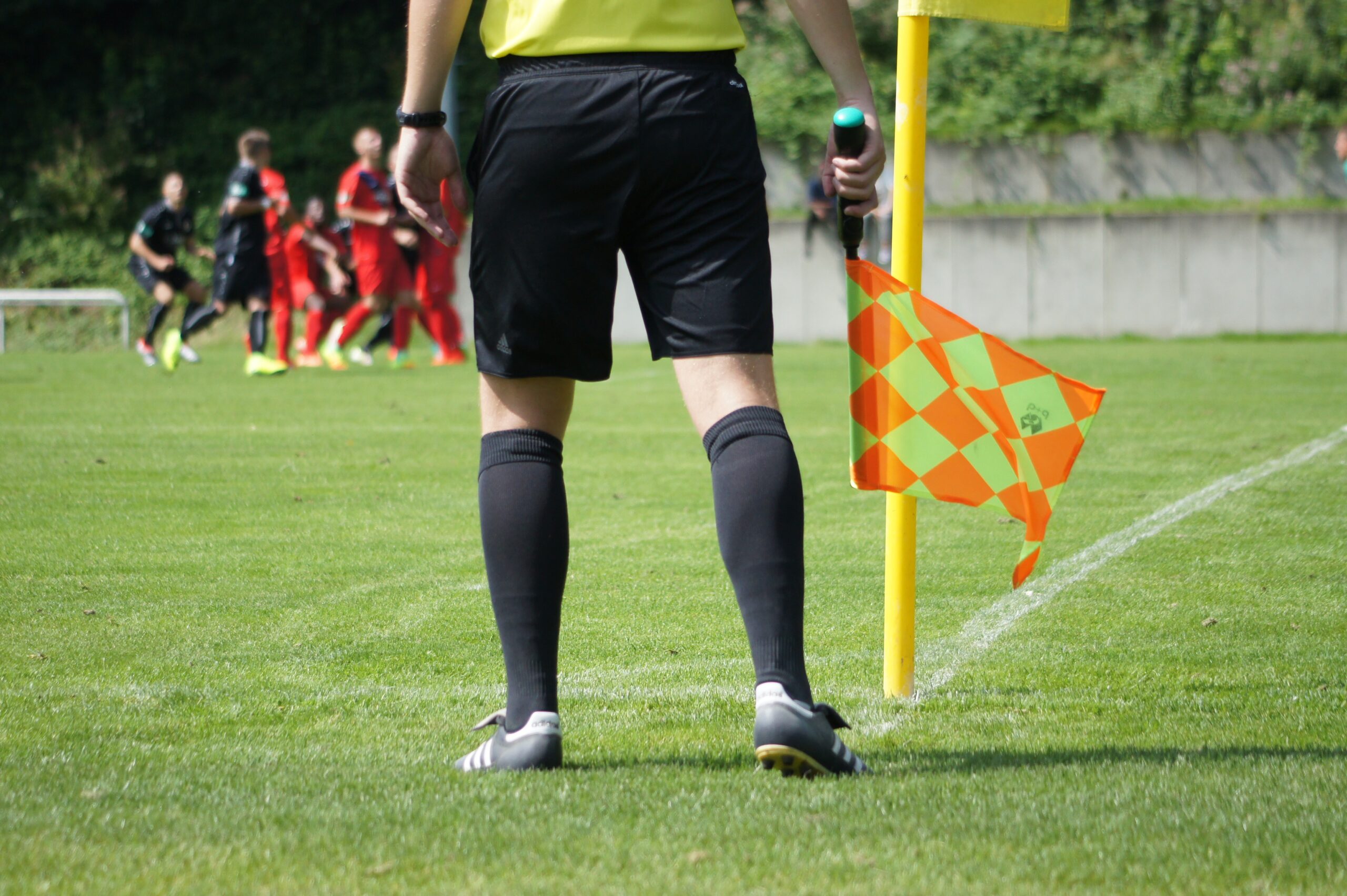 Sudí odpískal konec zápasu ve chvíli, kdy se hráč chystal kopat penaltu. Utkání na Plzeňsku zůstalo nedohrané