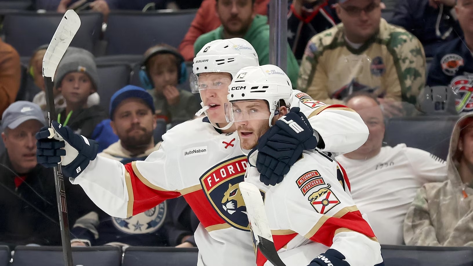 Tkachuk nastřílel hattrick a atakoval časový rekord NHL. Na všechny góly mu přihrával vlastní bratr